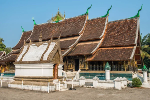 Laos 'un kuzeyindeki UNESCO dünya mirası kasabası Luang Prabang' daki ikonik tapınak Wat Xieng Thong 'un yan görüntüsü.