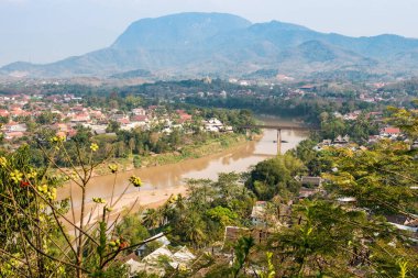 Luang Prabang 'ın Laos' taki eski Luang Prabang kasabasının merkezindeki Phu Si Dağı 'nın (veya Phou Si Dağı) tepesinden görünüşü.