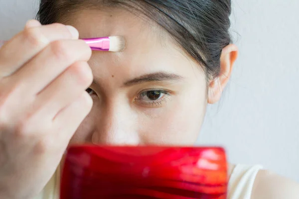 Retrato Mulher Asiática Aplicando Corretor Sua Pele Facial Com Escova — Fotografia de Stock