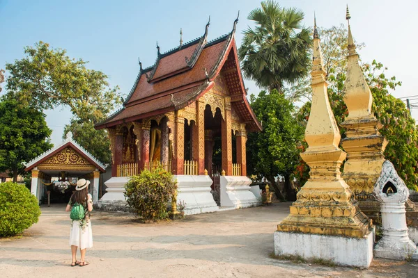 Femme Visitant Wat Sensoukaram Des Temples Les Populaires Luang Prabang — Photo