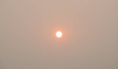 Güneş tozun ya da sisli bulutların arkasından doğuyor. PM2.5 seviyesi hava kalitesinin sağlığa zararlı olduğu anlamına geliyor..