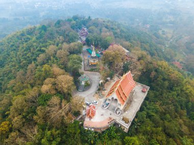 Tayland 'ın Chiang Rai eyaletinin kış mevsiminde Doi Khao Kwai' nin Wat Phra hava manzarası. Burası Chiang Rai 'nin panoramik manzarasını görmek için en iyi yer..