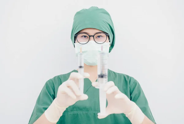 年轻外科护士 医生的画像 他正在看双筒注射器针头的注射准备工作 保健工作者和医疗概念 — 图库照片