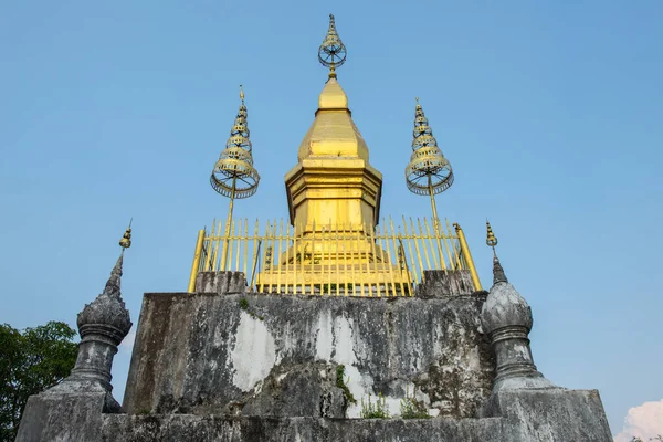 Vergulde Stupa Van Wat Chom Top Van Berg Phu Heilige — Stockfoto