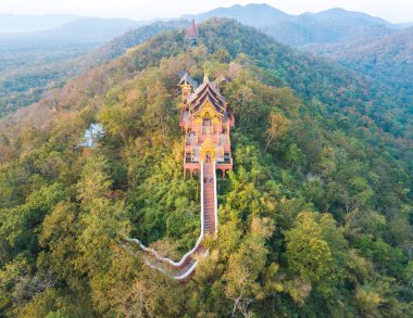 Wat Phra 'nın hava manzarasına göre Doi Phra Chan Tayland' ın Lampang bölgesindeki tepelerdeki en güzel Budist tapınaklarından biridir..