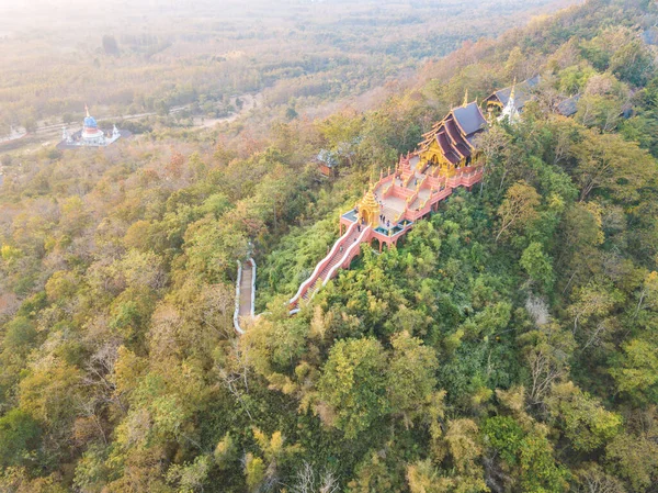 Wat Phra 'nın hava manzarasına göre Doi Phra Chan Tayland' ın Lampang bölgesindeki tepelerdeki en güzel Budist tapınaklarından biridir..