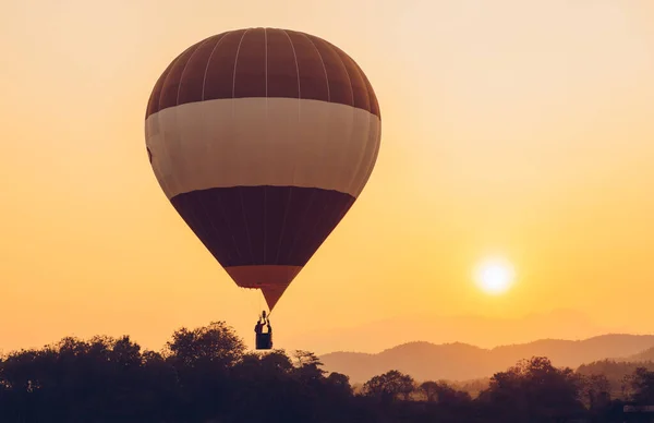 Globo Aire Caliente Flotando Cielo Con Hermosa Puesta Sol Conceptual —  Fotos de Stock