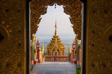 Wat Phra 'nın resmi, Doi Phra Chan' ın Tayland 'ın Lampang bölgesindeki tepelerdeki en güzel Budist tapınaklarından biridir.. 
