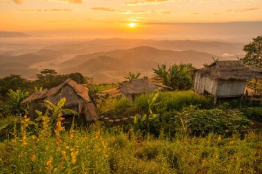 Tayland 'ın Chiang Rai ilinin Chiang Saen ilçesindeki Doi Sango (veya Sa-Ngo) dağındaki yerel barakada güzel bir gündoğumu manzarası vardır..