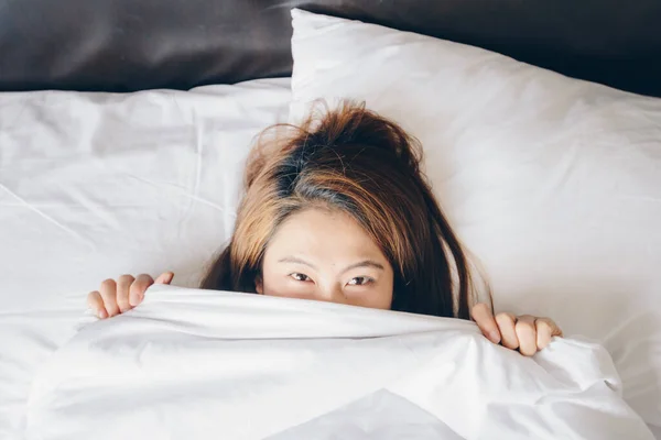 Gros Plan Mignonne Belle Jeune Femme Asiatique Couchée Cachée Sous — Photo