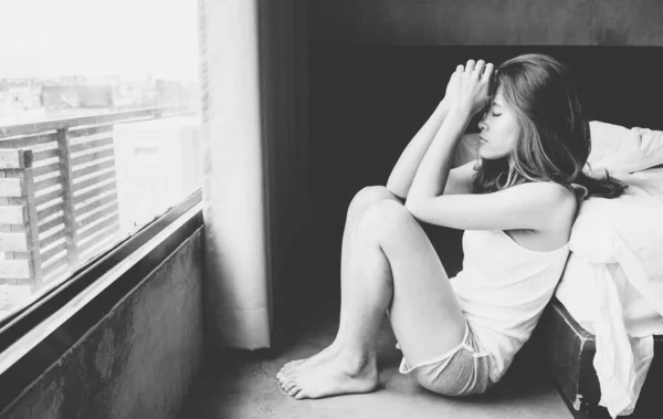 Retrato Una Mujer Deprimida Sentada Sola Suelo Dormitorio Conceptual Corazón — Foto de Stock