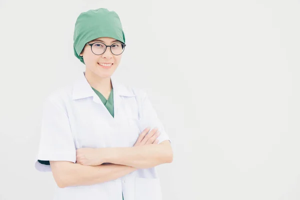 Portrét Mladého Asijského Lékaře Operační Uniformě Bílým Pláštěm Izolované Bílém — Stock fotografie