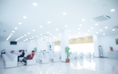 Lüks hastane veya klinik iç tasarım arka planındaki koridorun soyut bulanık görüntüsü.