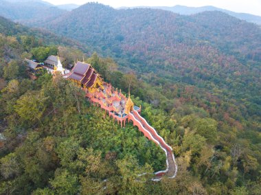 Wat Phra 'nın hava manzarasına göre Doi Phra Chan Tayland' ın Lampang bölgesindeki tepelerdeki en güzel Budist tapınaklarından biridir..