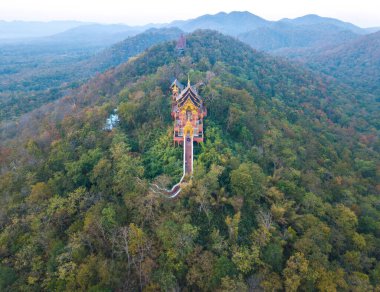 Wat Phra 'nın hava manzarasına göre Doi Phra Chan Tayland' ın Lampang bölgesindeki tepelerdeki en güzel Budist tapınaklarından biridir..