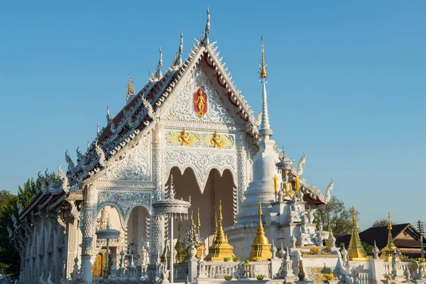 Wat Chiang Rai Templo Branco Pequeno Templo Ornamentado Com Azulejos — Fotografia de Stock