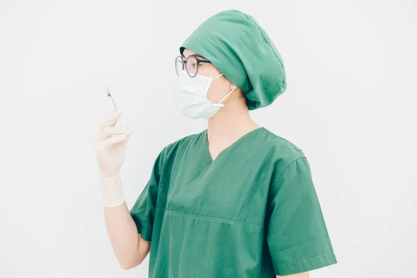 年轻外科护士 医生的画像 他正在看注射器针头的注射准备工作 保健和医疗概念 — 图库照片