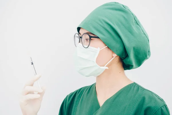Jovem Enfermeiro Cirurgia Médico Olhar Para Uma Seringa Preparação Agulha — Fotografia de Stock