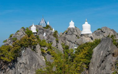 Tayland 'ın Lampang eyaletinin en turistik yerlerinden biri olan Wat Chaloem Phra Kiat tapınağındaki yüzen pagoda manzarası.