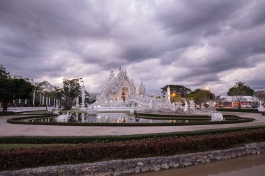 Tayland 'ın Chiang Rai eyaletindeki Beyaz Tapınak manzarası akşam ve bulutlu. Wat Rong Khun, daha çok Beyaz Tapınak olarak bilinir Tayland 'ın en tanınmış tapınaklarından biridir..