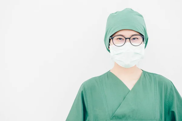 身穿外科制服的年轻亚洲护士的肖像 戴着外科口罩以防止吸入空气中的细菌或病毒感染 — 图库照片