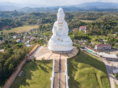 Wat Huay Pla Kung Tapınağında Büyük Buda 'nın (Guan Yin Buddha) hava manzarası. Tayland 'ın Chiang Rai eyaletinde turistik bir yer..