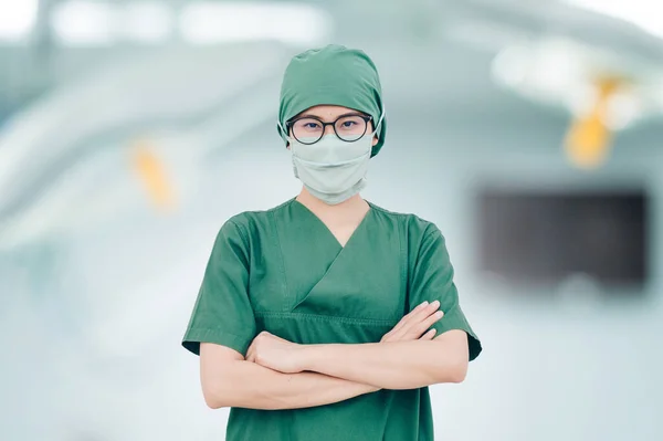 亚洲护士站在医院手术室 双手交叉的画像 准备在现代手术室做手术 — 图库照片