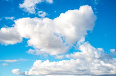 Güzel bulutlar gökyüzünde kalp gibi görünür. Havada aşk kokusu var..