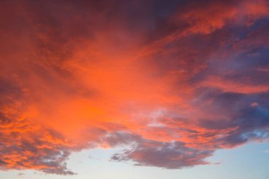 Gün batımından önce gökyüzünde dramatik bulutlar.