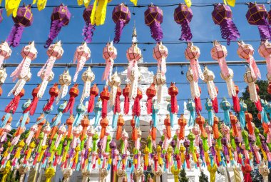 Geleneksel kağıt fener sıraları, Wat Phra, Lamphun, Tayland 'daki Yi peng (veya Yee peng) festivali sırasında yukarıda asılı duruyor..
