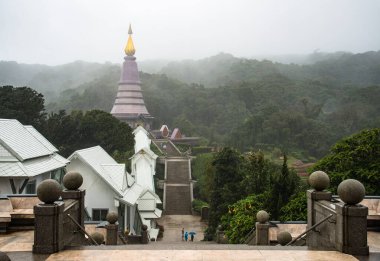Doi Inthanon 'daki bulutlu sis (2,565 metre), Tayland' ın kış mevsiminde en yüksek dağları..