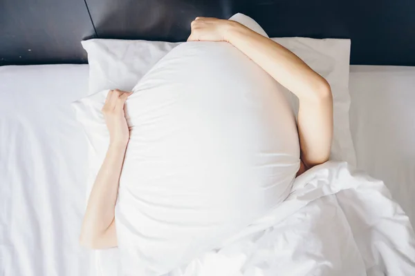 Высокий Угол Обзора Молодой Женщины Лежащей Кровати Ненавидит Просыпаться Рано — стоковое фото