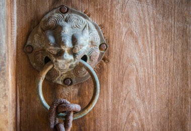 Çin kapı tokmağını kapat. Aslan başlı kapı tokmağı kapıyı çalmak için kullanılır.,