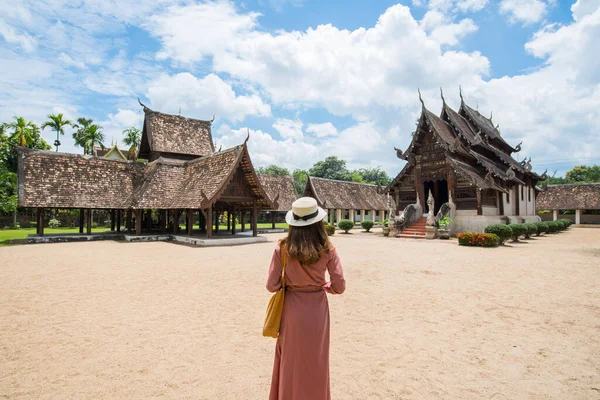 Vue Arrière Touriste Féminin Visitant Belle Architecture Temple Wat Inthrawat — Photo