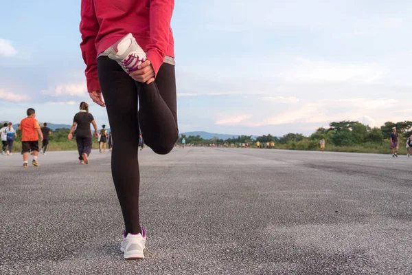 Prise Vue Jeune Femme Fitness Étirant Les Jambes Droites Avant — Photo