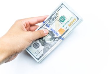 İzole edilmiş beyaz arka plandaki 100 dolarlık banknotlara el sürerken çekilmiş görüntüler. Amerika Birleşik Devletleri 'nin resmi para birimi.