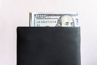 Amerika para birimini (100 dolar) deri cüzdana aktarıyor. Amerikan doları, Amerika 'nın para birimi olduğu kadar dünyanın da para birimidir..
