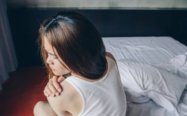 Retrato Jovem Mulher Asiática Sentada Cama Com Dor Ombro Alongamento — Fotografia de Stock