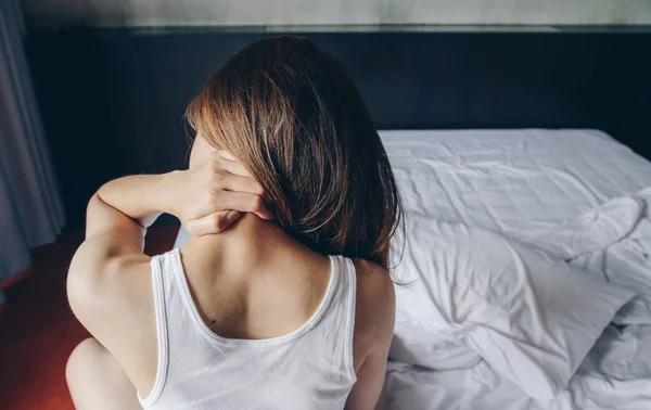 Achteraanzicht Van Jonge Aziatische Vrouw Zittend Bed Met Nekpijn Stretching — Stockfoto