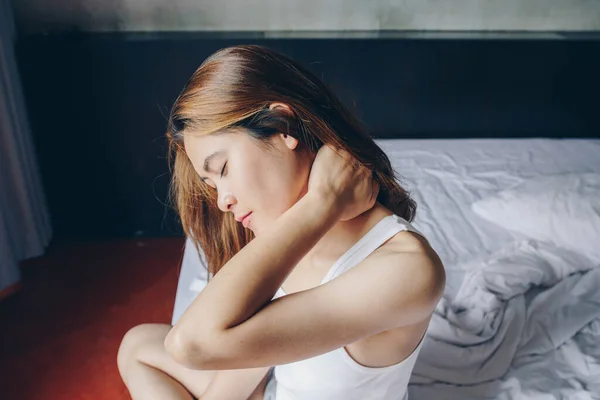 Portrait Young Asian Woman Sitting Bed Having Neck Pain Stretching — Fotografia de Stock