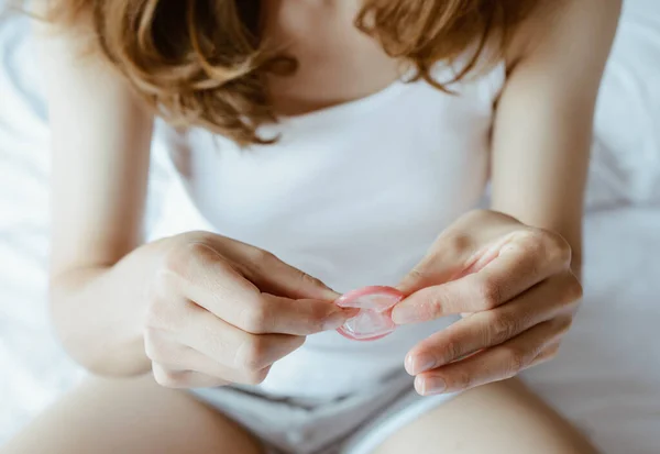 Ritagliato Vista Colpo Donna Che Tiene Piccolo Preservativo Sulla Mano — Foto Stock