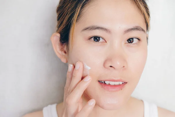 Portrait Shot Young Happiness Asian Woman Applying Moisturizer Cream Her — Stok Foto