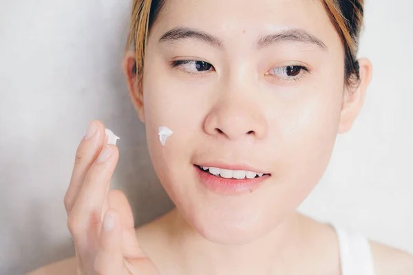 Portrait Shot Young Happiness Asian Woman Applying Moisturizer Cream Her — Stockfoto