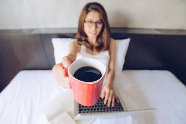 Portrait Asian Woman Working Bed Giving Red Cup Coffee You — Fotografia de Stock