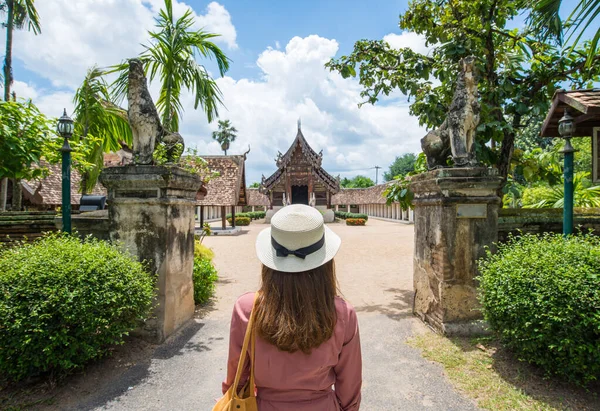 Back View Female Tourist Looking Beautiful Architecture Wat Inthrawat Temple — Photo