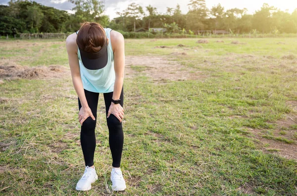 Vrouwelijke Hardloper Die Moe Een Zware Training Dit Veroorzaakt Spiervermoeidheid — Stockfoto