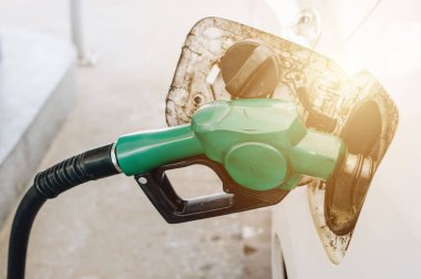 Benzin istasyonundaki depoyu dolduruyorum..