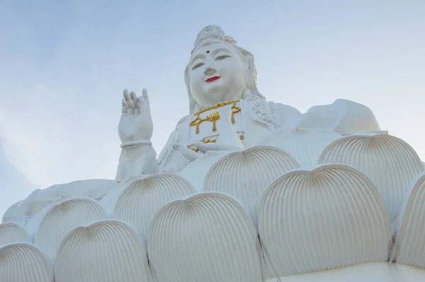 Μεγάλο Άγαλμα Θεάς Που Ονομάζεται Guanyin Στο Wat Huay Pla — Φωτογραφία Αρχείου