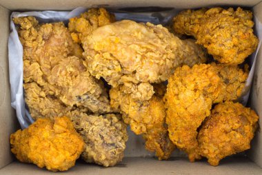 Karton kutuda kızarmış tavuğun en üst görüntüsü.