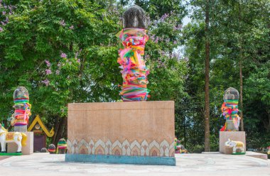 Chiang Rai 'nin göbek şehir direği. Çevresindeki 108 sütun sembolik olarak Meru Dağı 'nın beş tepeli kutsal Hint mitolojisi dağı..